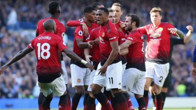 Para pemain Manchester United merayakan gol Anthony Martial (keempat dari kiri)
