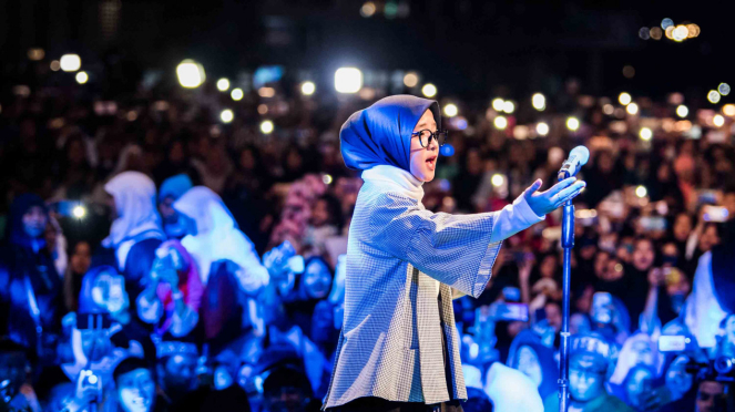 Vokalis Sabyan Gambus Nissa Sabyan menghibur ribuan santri saat Puncak perayaan Hari Santri Nasional 2018 di lapangan Gasibu, Bandung, Jawa Barat