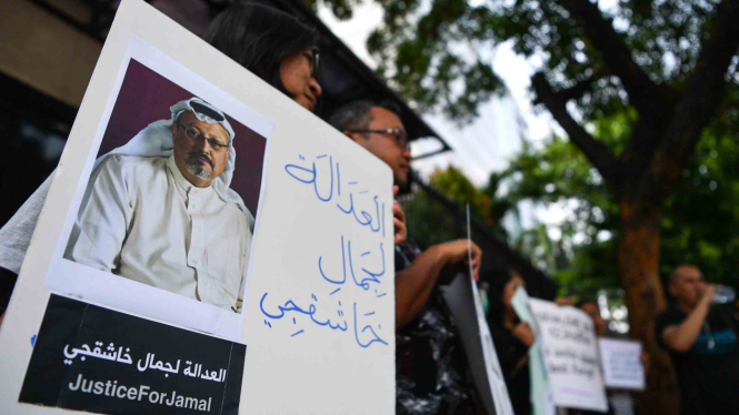 Sejumlah jurnalis melakukan aksi solidaritas bagi wartawan Arab Saudi Jamal Khashoggi di depan Kedutaan Besar Arab Saudi, Jakarta