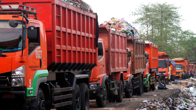Sejumlah truk pengangkut sampah DKI Jakarta antre menurunkan muatan sampah di Tempat Pengolahan Sampah Terpadu (TPST) Bantar Gebang, di Bekasi, Jawa Barat