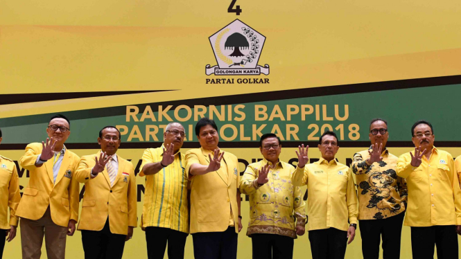 Ketua Umum Partai Golkar, Airlangga Hartarto (kelima kiri)