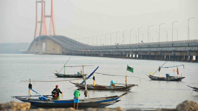 Sejumlah perahu nelayan berada disekitar kaki jembatan tol Suramadu sisi Tambakwedi Surabaya, Jawa Timur