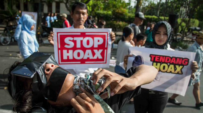 Warga melakukan aksi teatrikal saat mengkampanyekan Gerakan Anti Hoax di Solo, Jawa Tengah