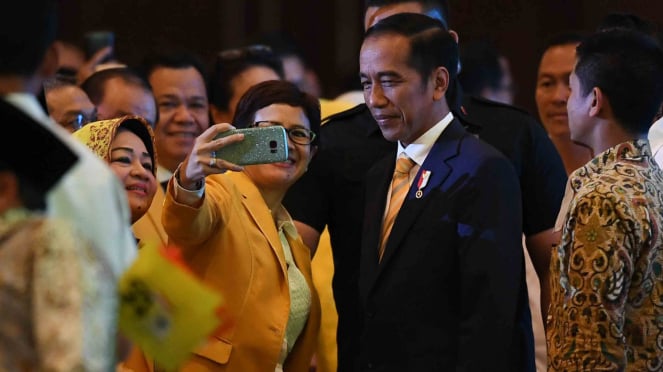 Presiden Joko Widodo (kedua kanan) berswafoto ketika menghadiri HUT Ke-54 Partai Golkar di JI Expo, Kemayoran, Jakarta