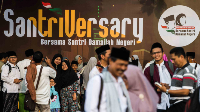 Sejumlah santri berfoto sebelum menghadiri Puncak perayaan Hari Santri Nasional 2018 di lapangan Gasibu, Bandung, Jawa Barat