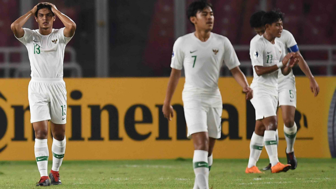 Ekspresi pemain Timnas Indonesia seusai gawang kebobolan dari Timnas Qatar dalam penyisihan Grup A Piala Asia U-19 di Stadion Utama Gelora Bung Karno, Jakarta