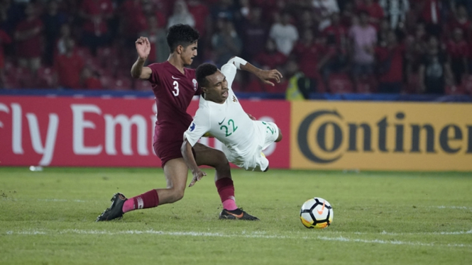 Pemain Timnas Indonesia u-19, Todd Rivaldo Ferre saat melawan Qatar