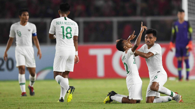 Pemain Timnas Indonesia U-19 Todd Rivaldo Ferre (kedua kanan) melakukan selebrasi saat melawan Qatar U-19
