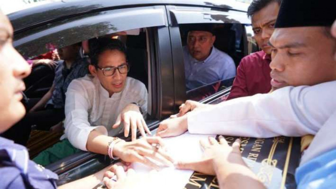 Calon Wakil Presiden Sandiaga Salahudin Uno diadang di Jalan Raya Jombang.