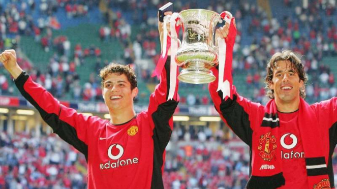 Cristiano Ronaldo mengangkat trofi Piala FA saat masih membela Manchester United