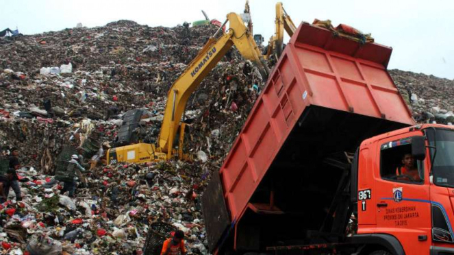 Truk menurunkan muatan sampah di TPST Bantargebang Kota Bekasi, 22 Oktober 2018.