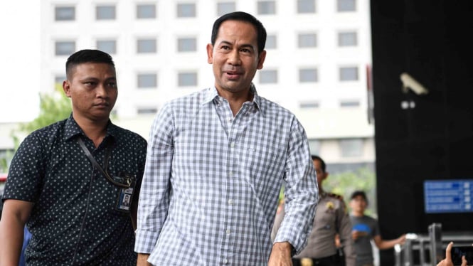 Terpidana kasus suap hakim MK dalam sengketa Pilkada Tubagus Chaeri Wardhana (kanan) tiba di gedung KPK untuk diperiksa di Jakarta