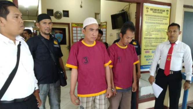 Polisi memperlihatkan dua orang dari lima anggota komplotan perampok yang ditangkap di Jambi.