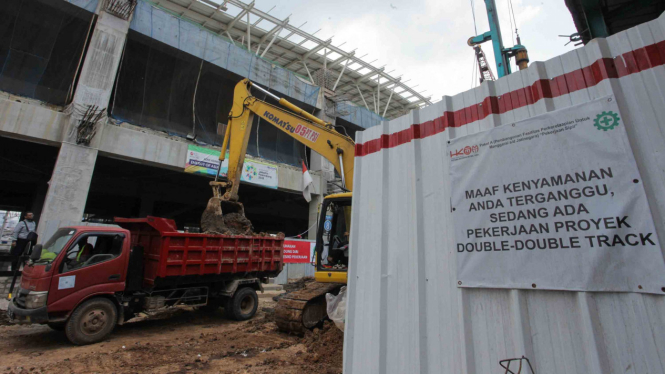 Pekerja menyelesaikan pembangunan jalur kereta api dwiganda atau double-double track (DDT) Manggarai-Cikarang di Stasiun Manggarai, Jakarta