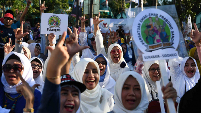 Sejumlah perempuan meneriakkan dukungan kepada pasangan calon Presiden dan Wakil Presiden nomor urut 02 Prabowo Subianto dan Sandiaga Uno saat peresmian rumah pemenangan di Surabaya, Jawa TImur
