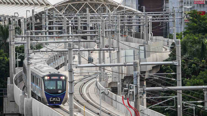 Rangkaian kereta Mass Rapid Transit (MRT) Jakarta fase I rute Lebak Bulus-Bundaran Hotel Indonesia melintas di kawasan Jakarta Selatan