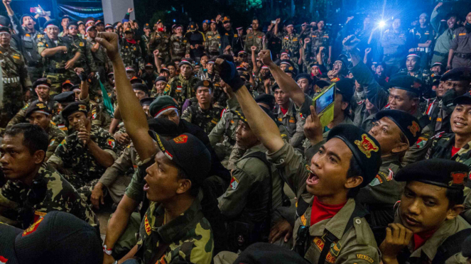 Ratusan anggota Bantuan Serba Guna (Banser) Nahdlatul Ulama Jateng menuntut pembubaran kegiatan Hizbut Tahrir Indonesia (HTI) yang akan menggelar kegiatan Forum Khilafah Indonesia di Semarang, Jawa Tengah