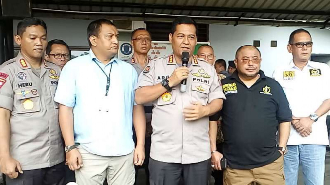 Polisi dan perwakilan DPR dalam konferensi pers sebelum uji balistik di lapangan tembak Brimob, Depok, Jawa Barat, pada Selasa 23 Oktober 2018.