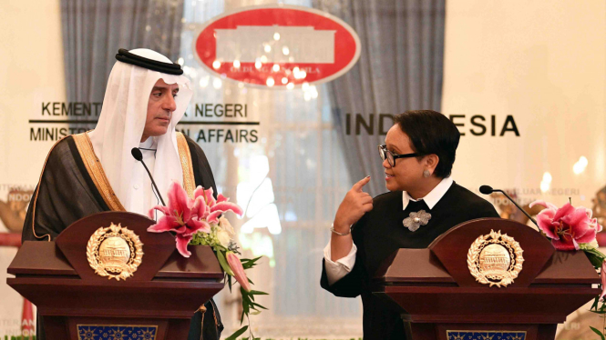 Menteri Luar Negeri Retno Marsudi (kanan) dan Menteri Luar Negeri Arab Saudi Adel al-Jubeir memberikan pernyataan pers usai pertemuan bilateral di kantor Kemenlu, Jakarta, Selasa, 23 Oktober 2018.