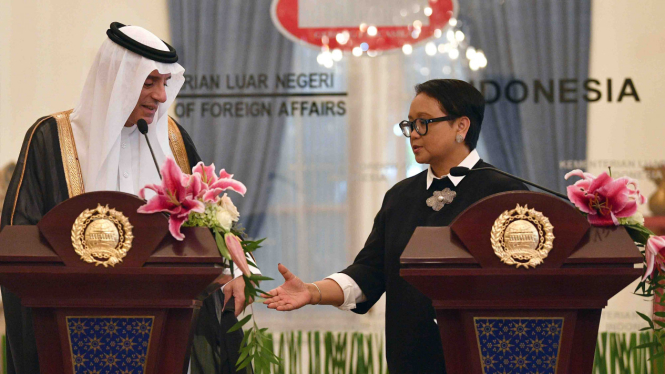Menteri Luar Negeri Retno Marsudi (kanan) dan Menteri Luar Negeri Arab Saudi Adel al-Jubeir usai memberikan pernyataan pers usai pertemuan bilateral di kantor Kemenlu, Jakarta