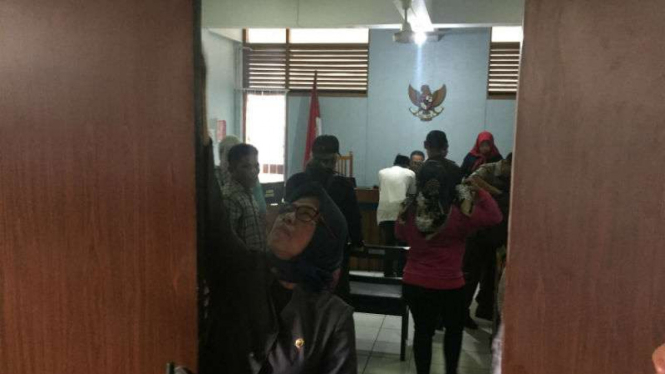 Dua terdakwa penganiaya Haringga Sirila, anggota suporter The Jakmania, seusai sidang di Pengadilan Negeri Khusus Bandung, Jawa Barat, pada Selasa, 23 Oktober 2018.