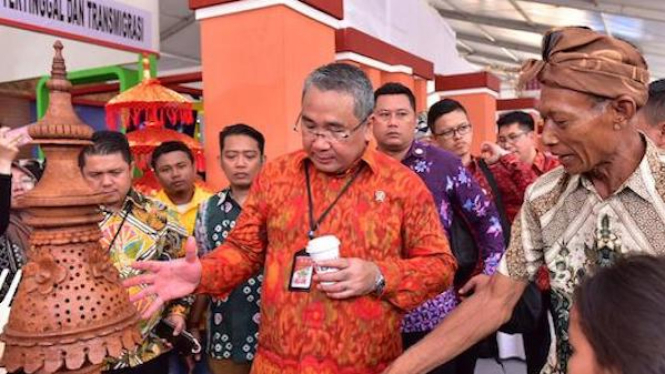 Mendes PDTT) Eko Putro Sandjojo usai pembukaan Temu Karya Nasional, Bali (19/10)