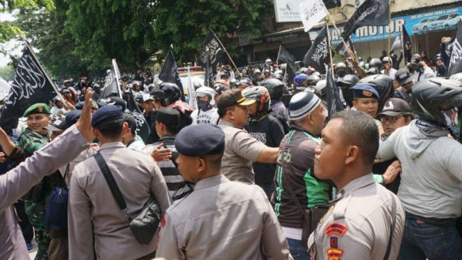 Ribuan orang  menggeruduk kantor PCNU Solo gelar aksi bela kalimat tauhid.