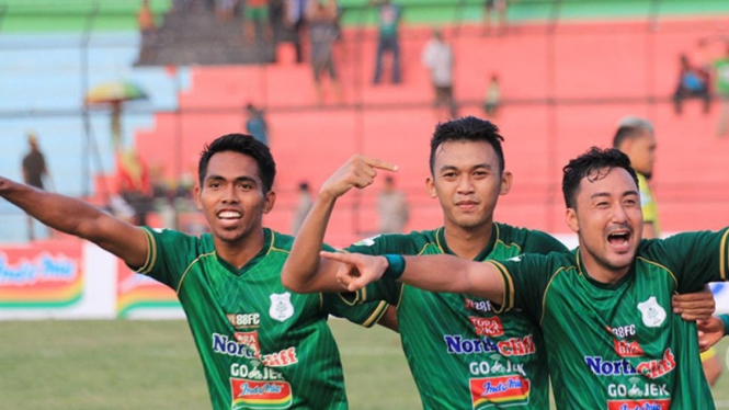 Pemain PSMS melakukan selebrasi gol