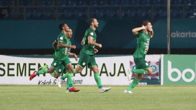 Pemain PSMS melakukan selebrasi gol.