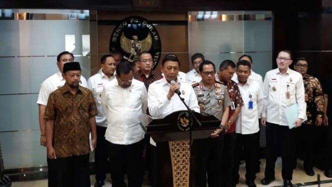 Menkopolhukam Wiranto menyampaikan konferensi pers terkait pembakaran bendera tauhid di Garut, Jawa Barat, Selasa, 23 Oktober 2018.