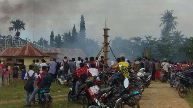 Kantor Kepolisian Sektor Bendahara di Kabupaten Aceh Tamiang, Aceh, dirusak dan dibakar oleh warga pada Selasa 23 Oktober 2018.
