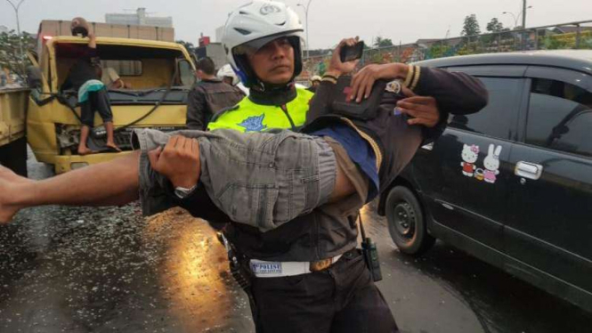 Polisi menolong korban kecelakaan di Margonda, Depok, Selasa, 23 Oktober 2018.