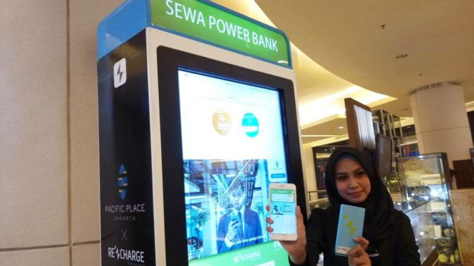 Sewa power bank ReCharge di salah satu mal besar.