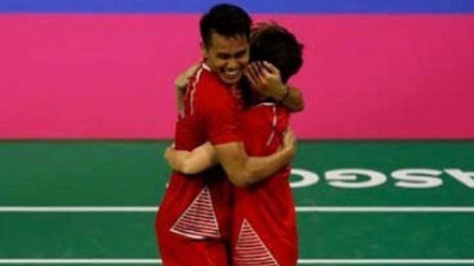 Tontowi Ahmad memeluk Liliyana Natsir.