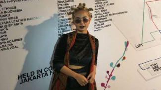 Datang ke JFW 2019, Penampilan Citra Scholastika Nyentrik Abis