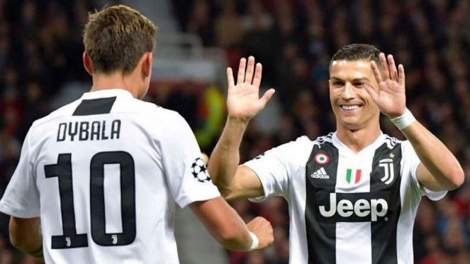 Dua bintang Juventus, Cristiano Ronaldo dan Paulo Dybala, saat rayakan gol.