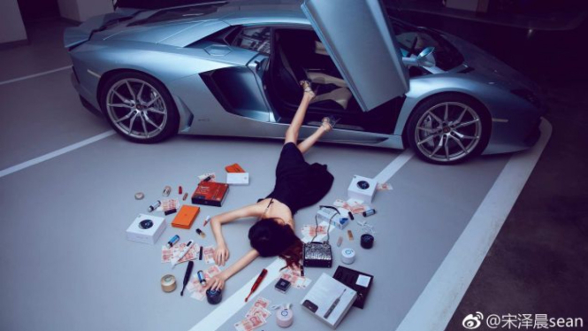 Postingan mereka yang seolah-olah jatuh dari mobil dengan barang mewah berserakan viral di media sosial China.