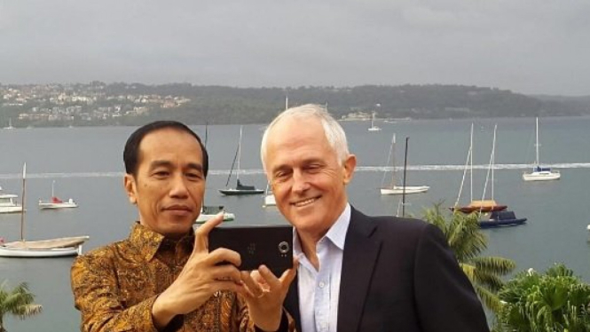 Presiden Joko Widodo melakukan selfie dengan Malcolm Turnbull ketika masih jadi PM.