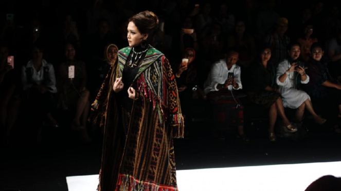 Maia Estianty di show Anne Avantie Jakarta Fashion Week 2019