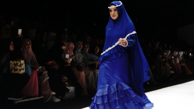 Mulan Jameela di pagelaran busana Si.Se.Sa di Jakarta Fashion Week 2019.