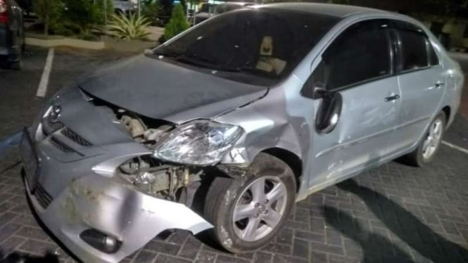 Empat Penjahat Tewas dalam Baku Tembak dengan Polisi Mobil tersangka komplotan pencuri ringsek setelah menabrak pohon dan empat orang di dalamnya ditembak mati oleh polisi di Tuban, Jawa Timur, pada Rabu dini hari, 24 Oktober 2018.di Tuban