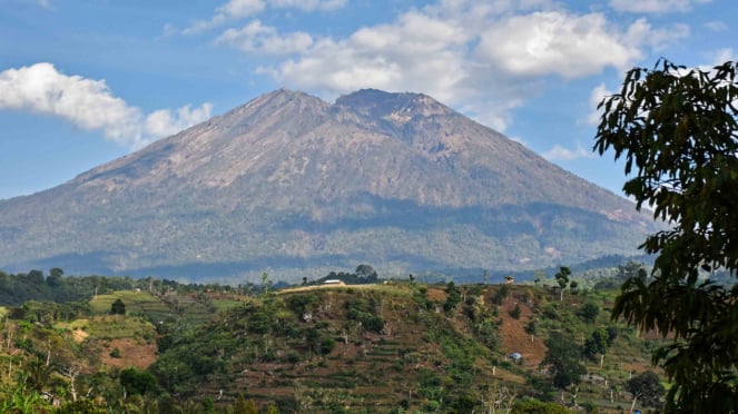 Panorama puncak Gunung Rinjani terlihat dari Desa Sapit, Kecamatan Suela, Lombok Timur, NTB