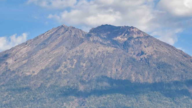 Panorama puncak Gunung Rinjani terlihat dari Desa Sapit, Kecamatan Suela, Lombok Timur, NTB