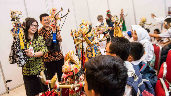 Kepala Kantor BCA Wilayah I Lanny Budiati (kiri) bersama Kepala pendukung Operasi Wilayah I Hendri Darmin (kedua kiri) bermain dan belajar dengan puluhan siswa tentang wayang golek saat pagelaran serta workshop 