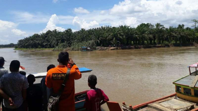 Tim rescue mencari korban kapal tenggelam di Tanjung Pangkal.