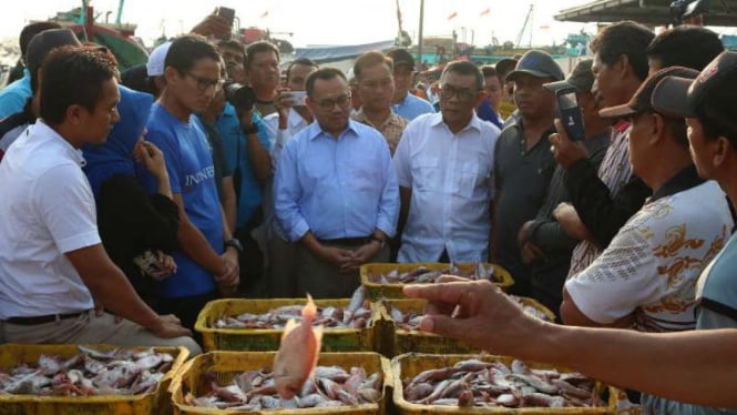 Calon wakil presiden Sandiaga Uno saat berdialog dengan nelayan di Pelabuhan Perikanan Pantai Tegalsari, Kota Tegal, Jawa Tengah, pada Kamis, 25 Oktober 2018.