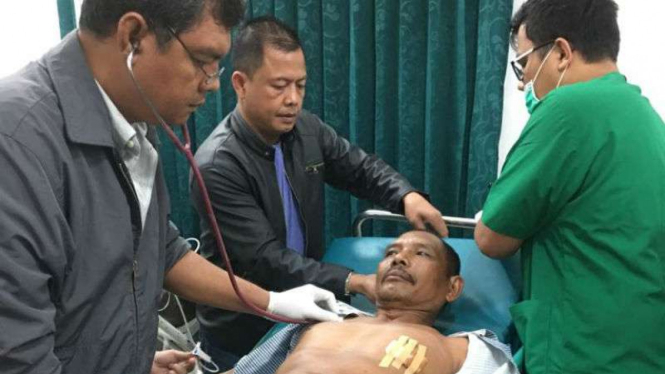 Kepala Polsek Parongil AKP Sayuti Malik saat dirawat di rumah sakit setelah diserang oleh seorang tersangka pembunuhan di Kabupaten Dairi, Sumatera Utara, pada Rabu, 24 Oktober 2018.