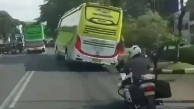 Bus melaju ugal-ugalan di Bandung.