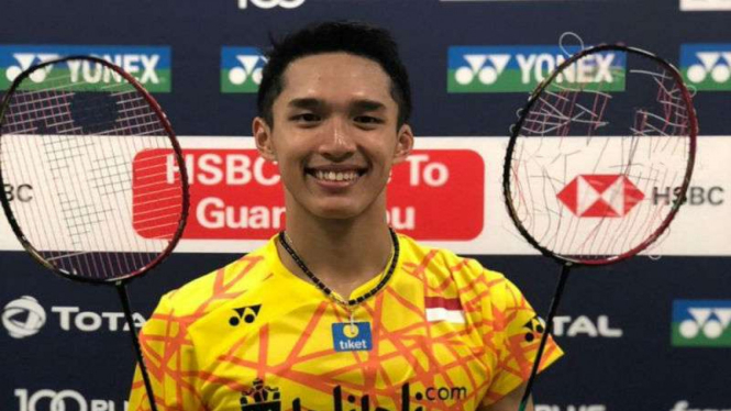 Jonatan Christie pamerkan raketnya yang hancur.