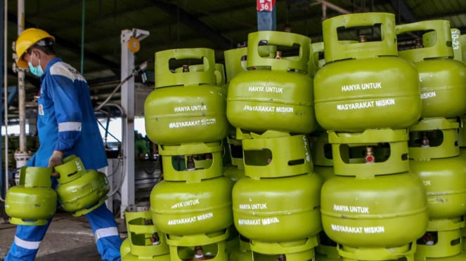 Pekerja menyusun tabung Liquefied Petroleum Gas (LPG)  ukuran tiga kilogram